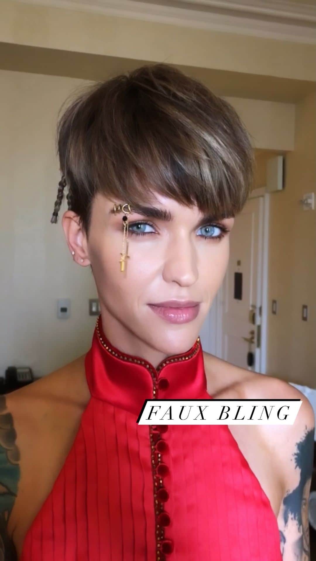 JO BAKERのインスタグラム：「R U B Y • R O S E 🇦🇺  Faux punk piercings.....that #metgala moment that I cut and glued gold chains and gold crosses into #rubyrose brow for #tomboy #punk #edginess ~ no brow hairs were hurt or damaged in the process. #jobakermakeupartist I miss my real job!!!!! #creativity #makeupartist #metball #metgala #fauxpiercing」