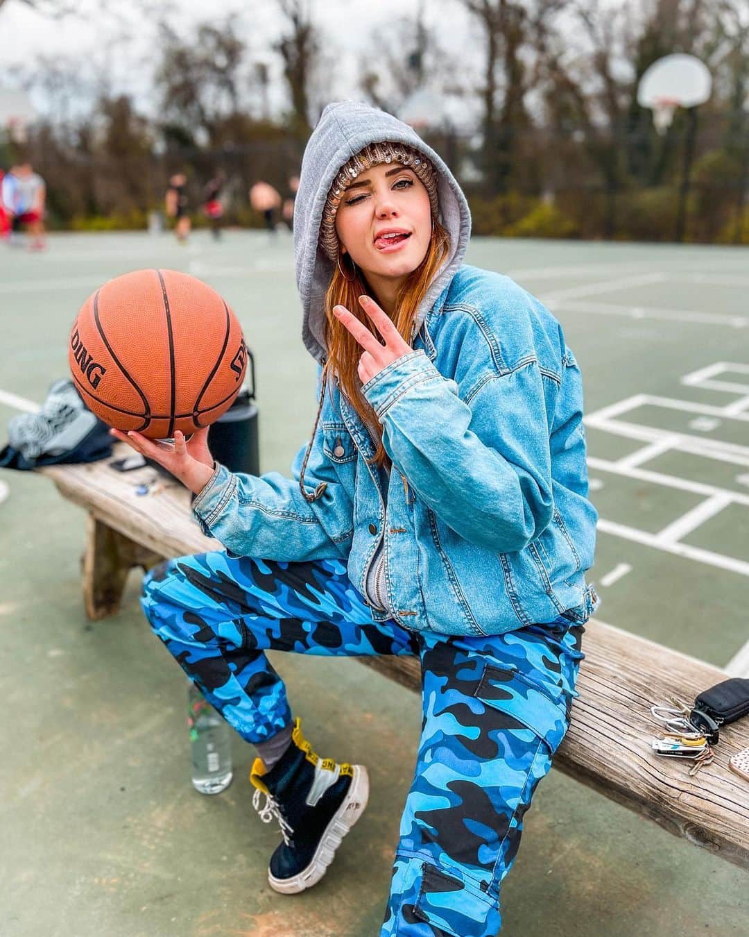 ティファニー・アルボードさんのインスタグラム写真 - (ティファニー・アルボードInstagram)「Ballin’ 🏀🤪 - 💭QOTD - what sports do you play? & has that changed with covid? (Also no I’m not an active b-ball player 😅) I used to do gymnastics growing up but as of late I love tennis & beach volleyball! Oh & snowboarding! ☺️  - Lol when the photo blurs the whole background but not the shirtless man 😂 idk but I think it’s hilarious」2月19日 5時36分 - tiffanyalvord