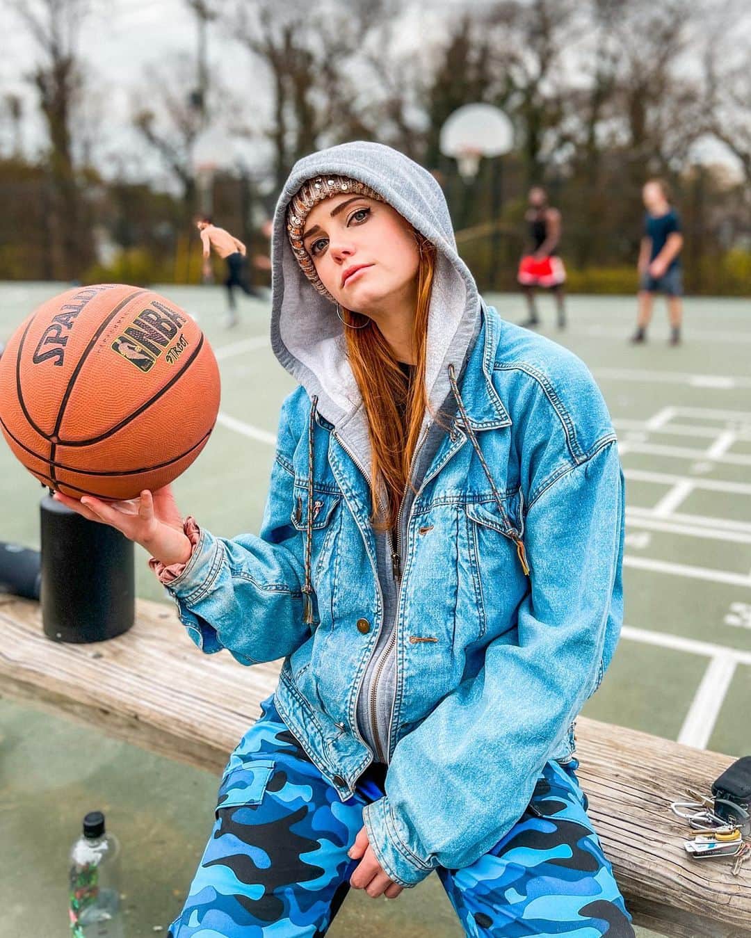 ティファニー・アルボードのインスタグラム：「Ballin’ 🏀🤪 - 💭QOTD - what sports do you play? & has that changed with covid? (Also no I’m not an active b-ball player 😅) I used to do gymnastics growing up but as of late I love tennis & beach volleyball! Oh & snowboarding! ☺️  - Lol when the photo blurs the whole background but not the shirtless man 😂 idk but I think it’s hilarious」