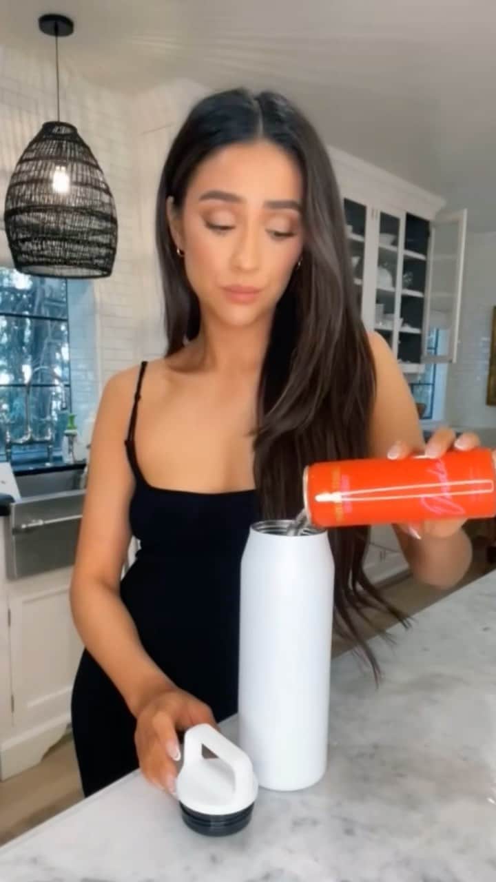 シェイ・ミッチェルのインスタグラム：「Life hack brought to you by @drinkonda 🤪」