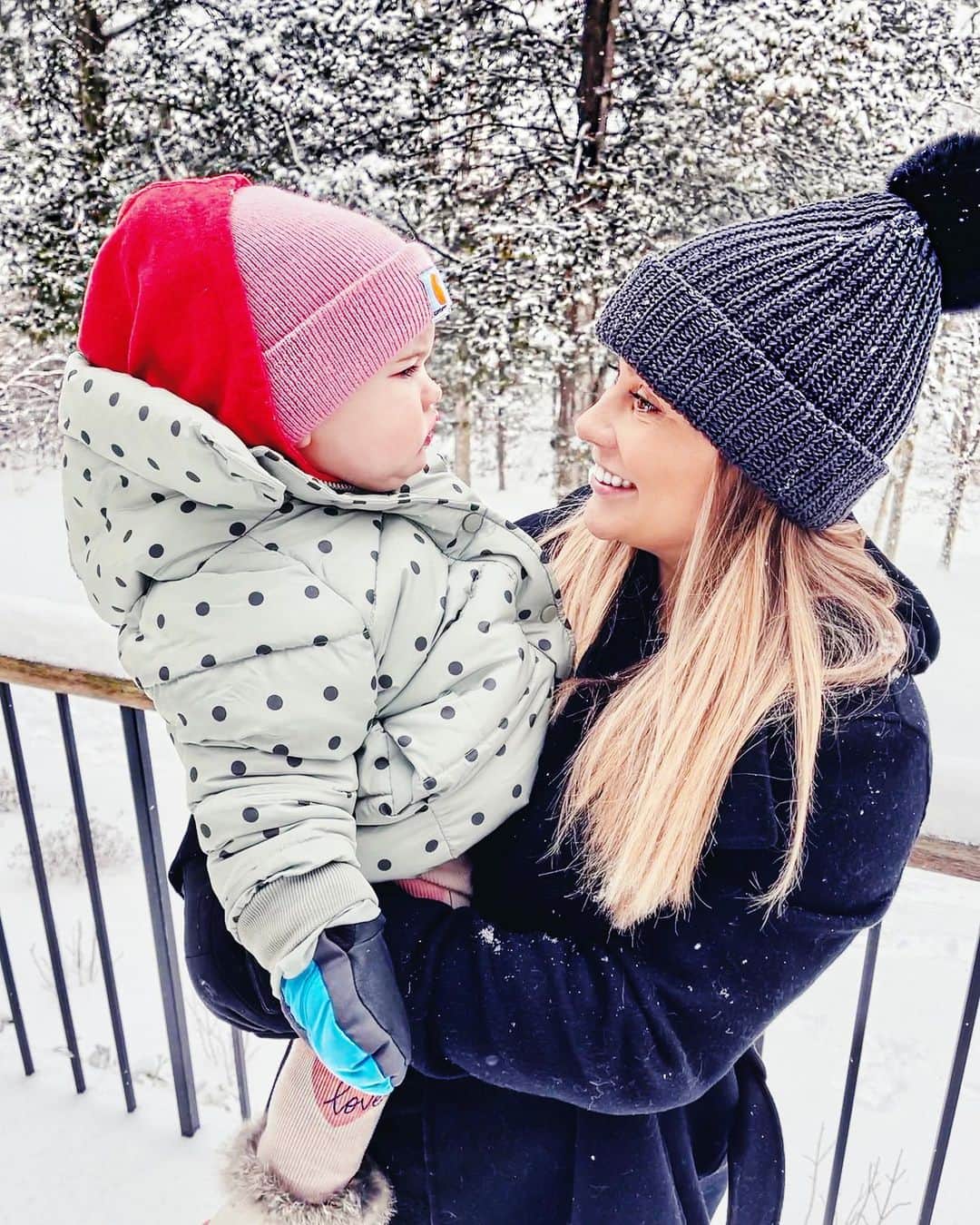 ショーン・ジョンソンのインスタグラム：「Hahaha we still aren’t sure about this cold weather and snow thing... DEFINITELY aren’t sure about sleds haha HAPPY SNOW DAY EVERYONE! @drewhazeleast @andrewdeast」