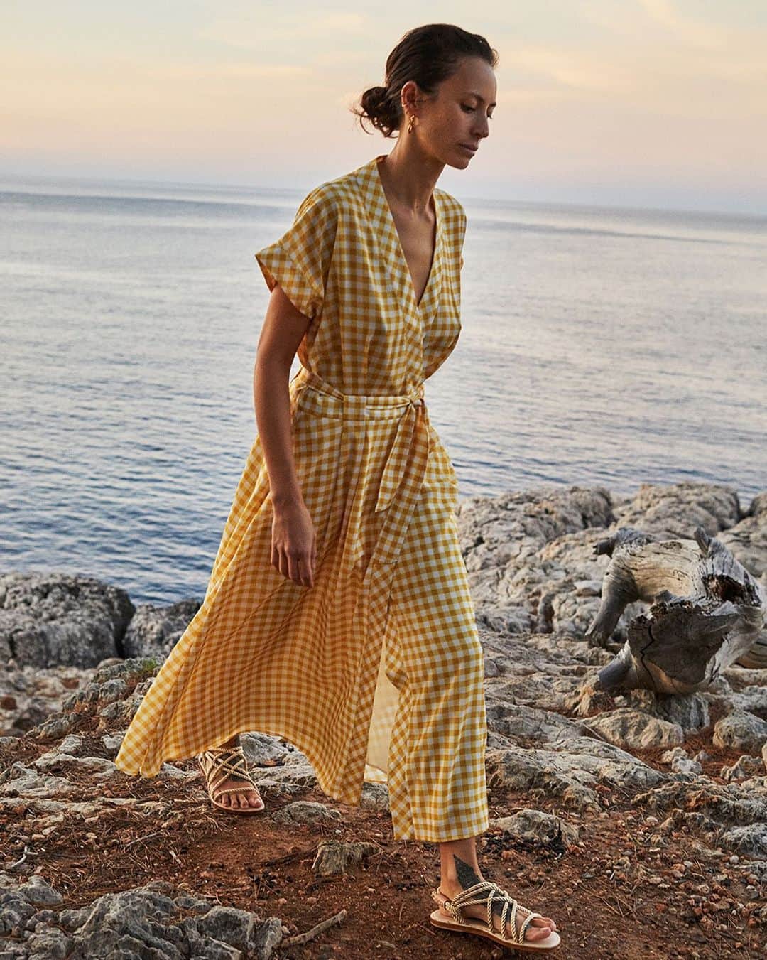 The Outnetのインスタグラム：「Be a vision in gingham (yes, it's a thing) with the latest arrivals from Iris & Ink... 💛  Shop all your favorite Instagram looks, just visit the link in bio」
