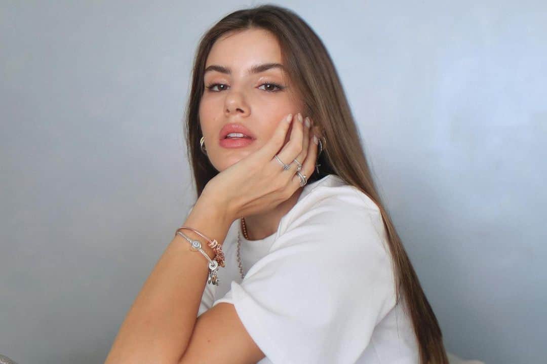 Camila Queirozのインスタグラム：「Vou compartilhar uma novidade com vocês! A @theofficialpandora está com uma promoção muito legal! Comprando 2 peças você ganha a 3ª de menor valor! Boa né? Aproveitem pra se presentear ou alguém especial 💗  #publi」