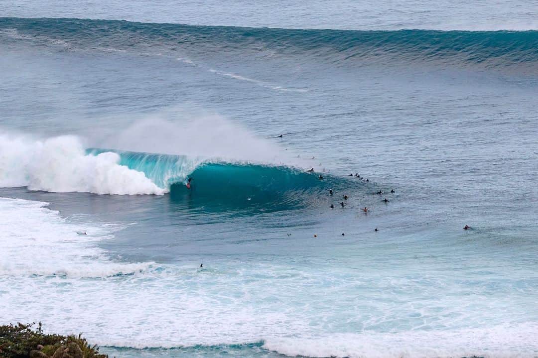 surflineさんのインスタグラム写真 - (surflineInstagram)「As mentioned more than a few times already, we’ve seen hundreds of amazing images and videos from the #pipelinevalentine swell along the North Shore last weekend. This was not a giant, Waimea/Outer Reef swell (though there were a couple moments on Saturday), but Pipeline and Backdoor took center stage and had moments of sheer brilliance. Now, we’d like to say "thank you" to all the amazing surfers, filmers, and photographers who allowed us to come along for the ride. We’d also like to offer special thanks to the North Shore Lifeguard Association. Your vigilance, commitment and courage is an inspiration to us all. Head to the site for the full gallery.」2月19日 5時54分 - surfline