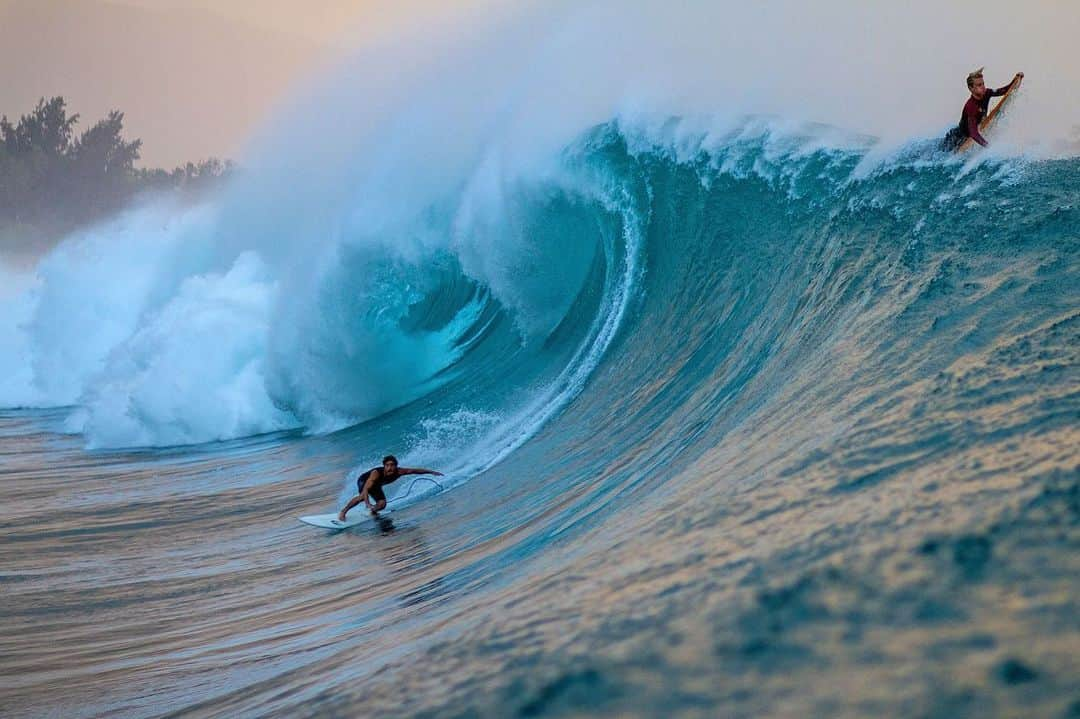 surflineさんのインスタグラム写真 - (surflineInstagram)「As mentioned more than a few times already, we’ve seen hundreds of amazing images and videos from the #pipelinevalentine swell along the North Shore last weekend. This was not a giant, Waimea/Outer Reef swell (though there were a couple moments on Saturday), but Pipeline and Backdoor took center stage and had moments of sheer brilliance. Now, we’d like to say "thank you" to all the amazing surfers, filmers, and photographers who allowed us to come along for the ride. We’d also like to offer special thanks to the North Shore Lifeguard Association. Your vigilance, commitment and courage is an inspiration to us all. Head to the site for the full gallery.」2月19日 5時54分 - surfline