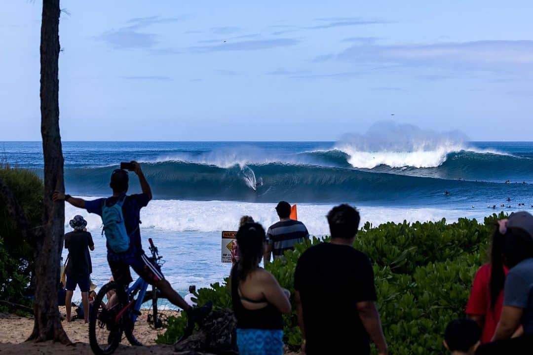 surflineさんのインスタグラム写真 - (surflineInstagram)「As mentioned more than a few times already, we’ve seen hundreds of amazing images and videos from the #pipelinevalentine swell along the North Shore last weekend. This was not a giant, Waimea/Outer Reef swell (though there were a couple moments on Saturday), but Pipeline and Backdoor took center stage and had moments of sheer brilliance. Now, we’d like to say "thank you" to all the amazing surfers, filmers, and photographers who allowed us to come along for the ride. We’d also like to offer special thanks to the North Shore Lifeguard Association. Your vigilance, commitment and courage is an inspiration to us all. Head to the site for the full gallery.」2月19日 5時54分 - surfline