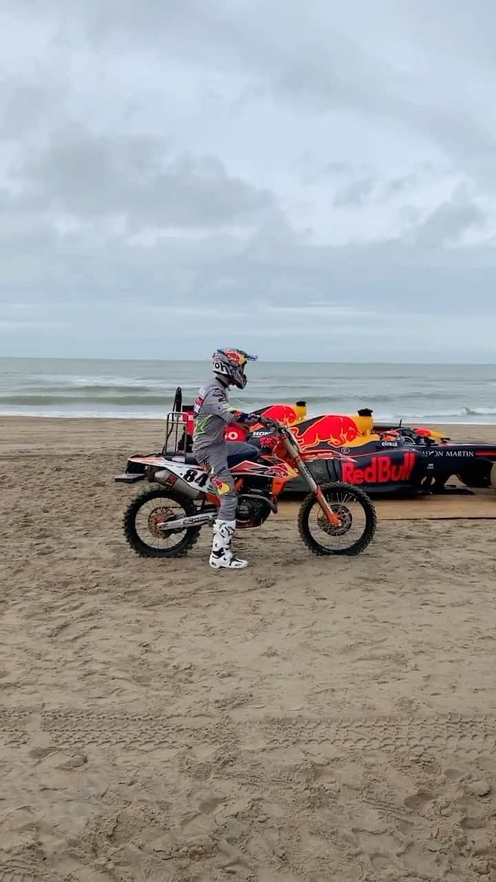 レッドブルのインスタグラム：「warming up the @jeffrey_herlings84 way 💨🤲  #redbull #givesyouwiiings #motogp #motorcycle #motorsports #dutchroadtrip」