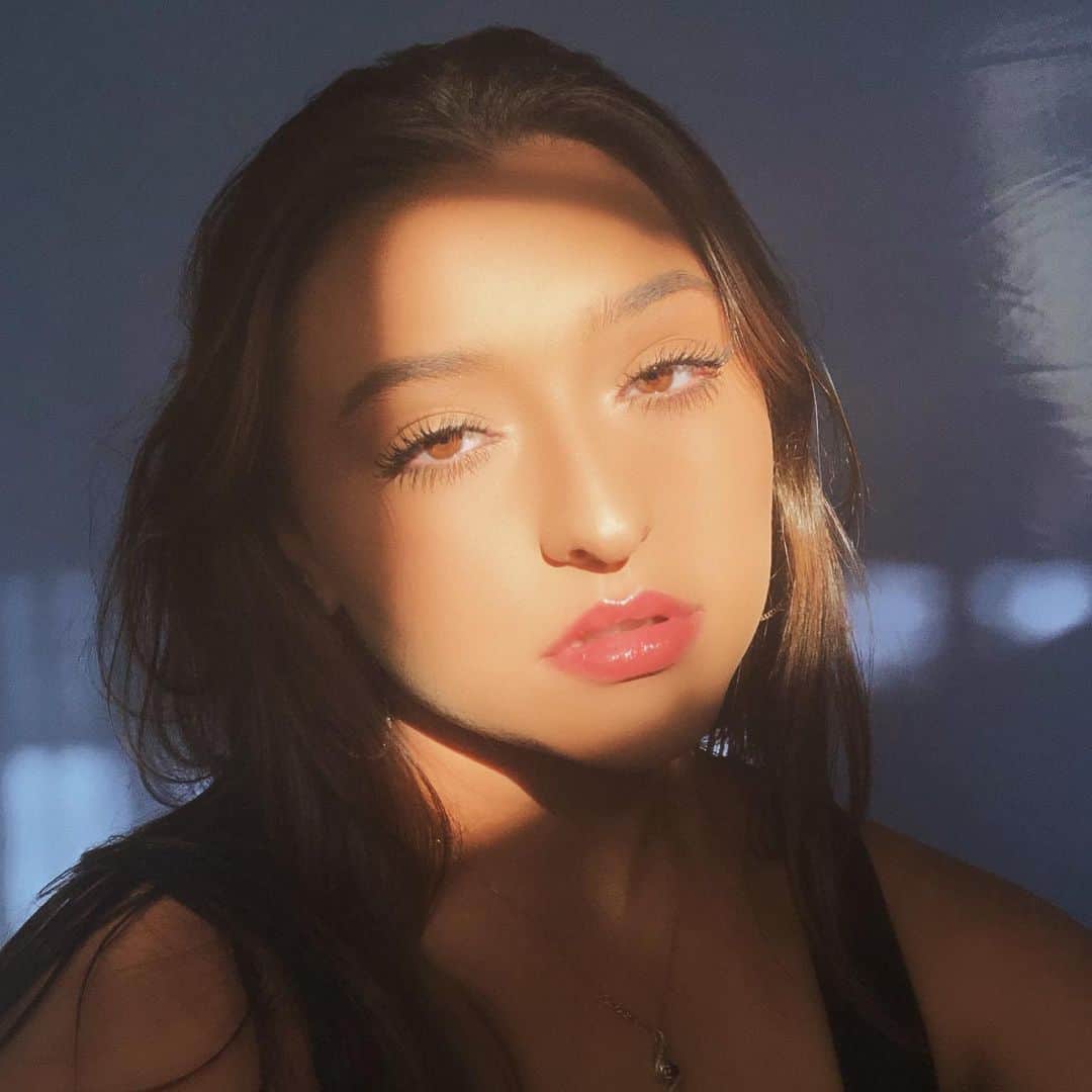 テイラー・グラブスのインスタグラム：「sorry i’ve been so inactive😫 i’m working on something really exciting tho ;)」