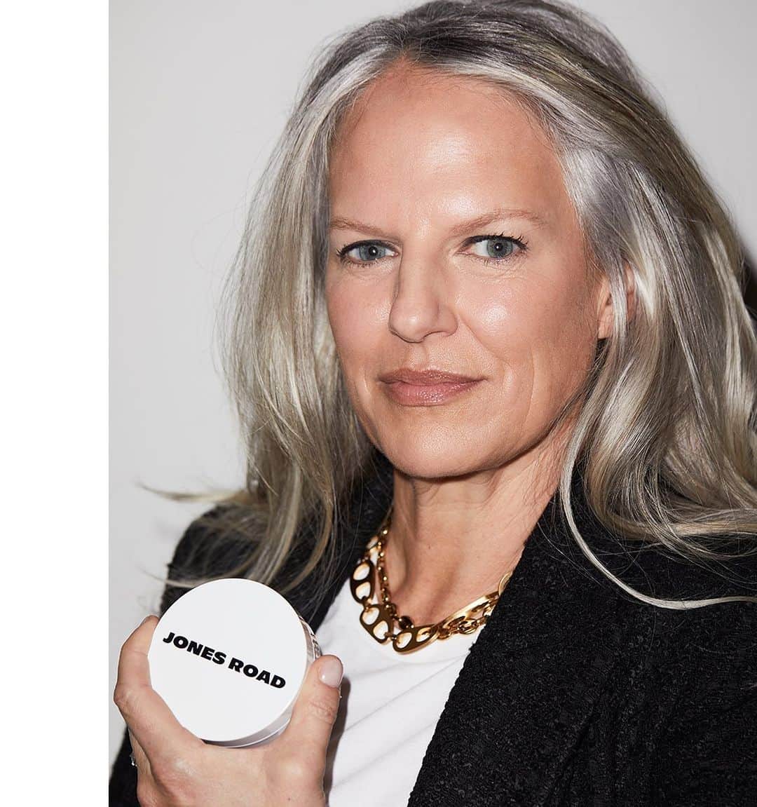 ボビー・ブラウンのインスタグラム：「In response to the incredibly well written  article in the @wsj  by @fifival that it’s time to change the conversation and mindset from anti-aging to pro-living. Let’s celebrate ourselves and each other and honor every decade and laugh line and being perfectly imperfect. Team @jonesroadbeauty @benritterphoto @susanacanario @hervecb @allierosetba @taratersigni @erinsilvz @mizzzbaynz etc!!!!! model @mpcunniffebates」