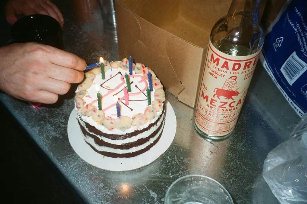 アマンダ・サイフリッドさんのインスタグラム写真 - (アマンダ・サイフリッドInstagram)「Happy birthday @elipowersfilm here’s last year’s cake and booze for you again this year but only in memory. 📷 @elipowersfilm」2月19日 6時16分 - mingey