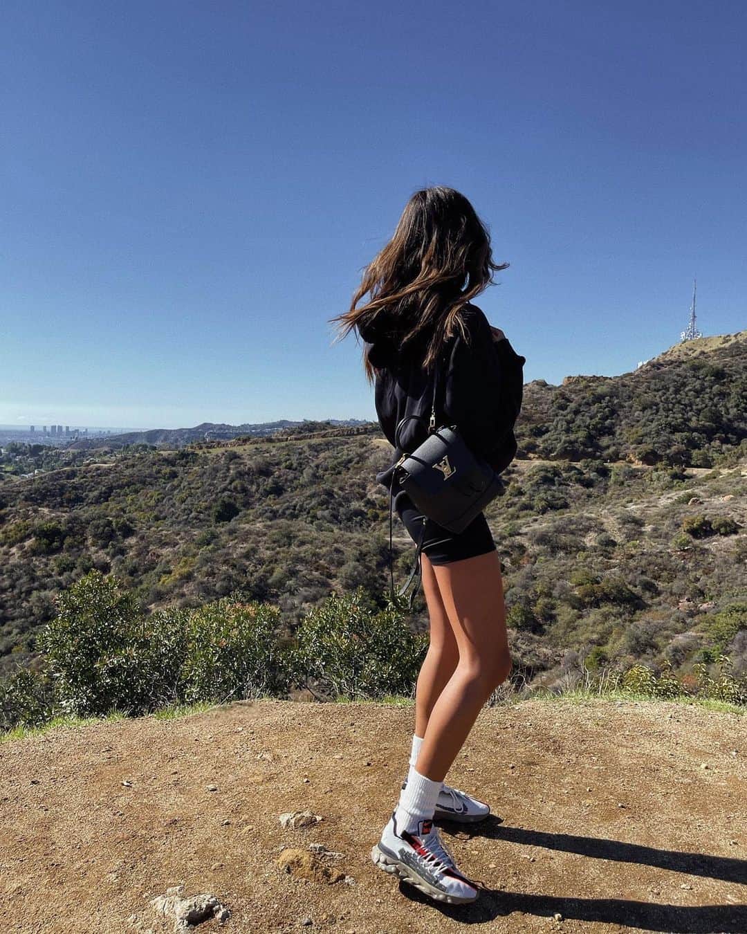 ジュリー・サリニャーナのインスタグラム：「Hike day! Let’s get it! ✔️☀️」