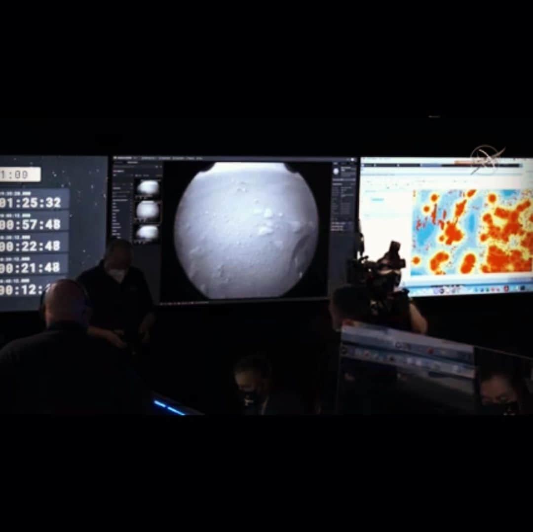 ブライアン・メイさんのインスタグラム写真 - (ブライアン・メイInstagram)「WOW !!!! 💥💥💥💥 First transmitted photo from PERSEVERANCE now safely landed on Mars.  CONGRATULATIONS to Jim Bell and the entire Perseverance team.  NASA/JPL-Caltech rocks !!! Bri」2月19日 6時17分 - brianmayforreal