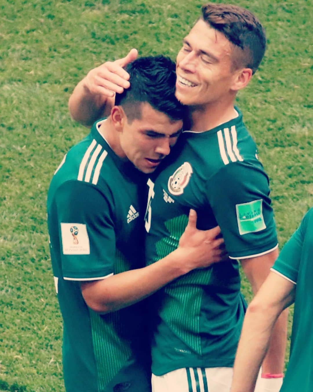 エクトル・モレノのインスタグラム：「#tbt @hirvinglozano ♥️」