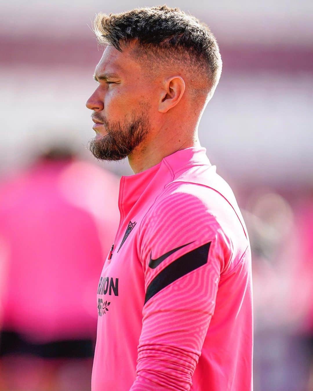 セビージャFCのインスタグラム：「🧤 𝗧𝗼𝗺áš 𝗩𝗮𝗰𝗹í𝗸 🧤  #goalkeeper #sevillafc #training #vamosmisevilla」