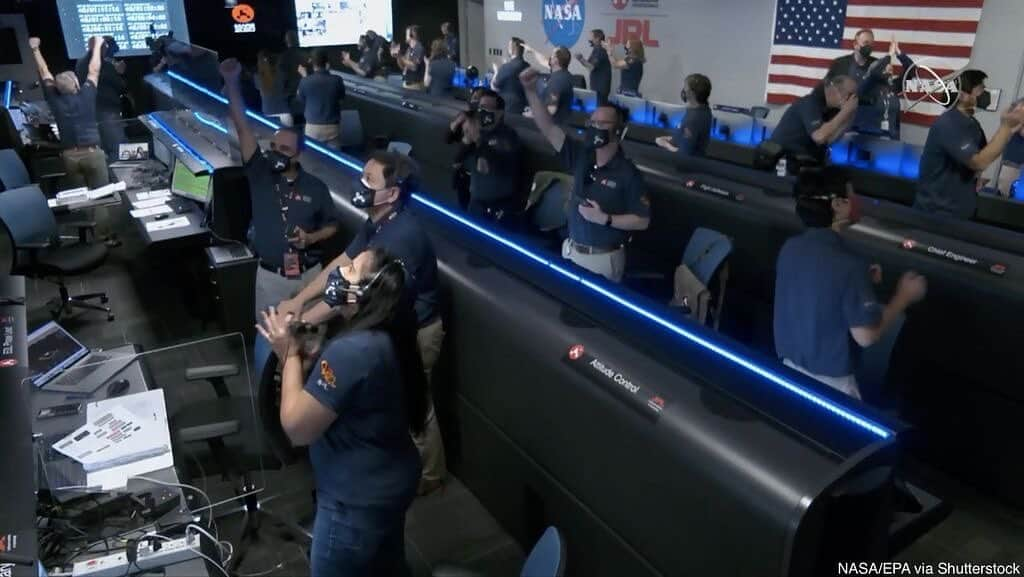 ABC Newsさんのインスタグラム写真 - (ABC NewsInstagram)「Flight controllers at NASA's Jet Propulsion Laboratory celebrate as NASA's Perseverance rover successfully touched down on Mars.  #countdowntomars」2月19日 6時28分 - abcnews