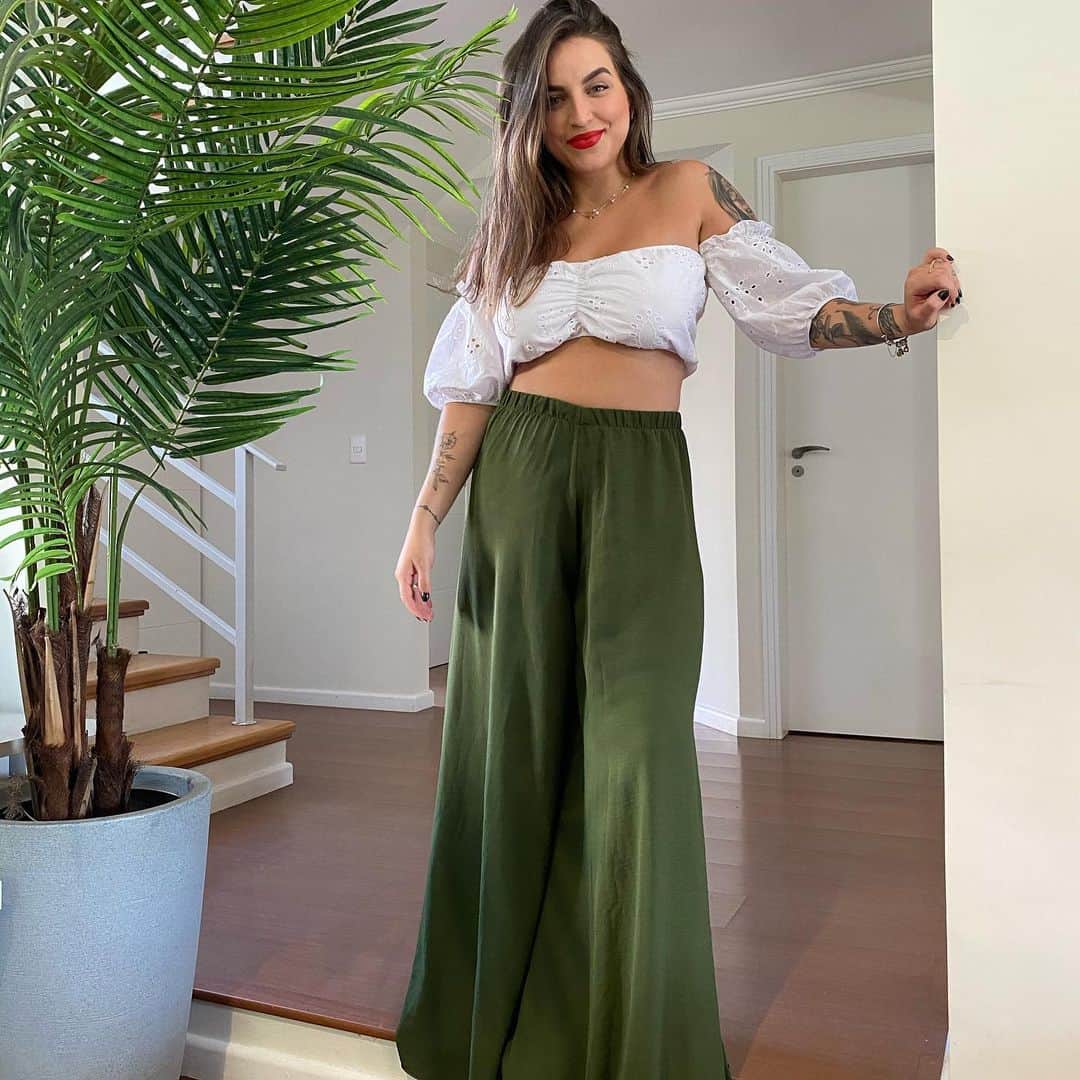 Bruna Unzuetaのインスタグラム：「Agindo naturalmente com esse look deeeeuso de @luakan_ 💁🏻‍♀️ lindo demais né??? Afff, essa calça é meu novo xodó!!! Usem meu cupom que da 10% off: BOOUNZUETA 🤍🥰 publicidade」
