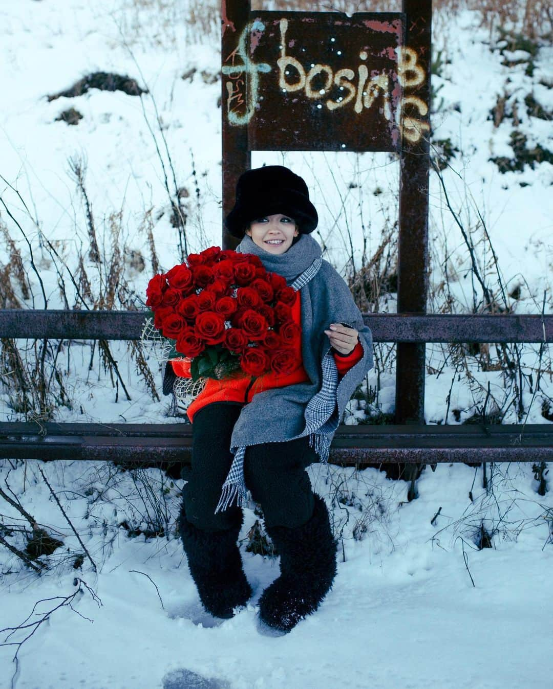 リタ・オラさんのインスタグラム写真 - (リタ・オラInstagram)「I feel like everyday is valentines day because of my fans!!! I hope everyone has a blessed and beautiful week. These were taken on the last day of the #Bang shoot. I found a bus stop at the top of the mountain and just took it all in. We don’t do that enough, this was that for me ✨🧡 swipe for @dancingonice BTS 🧡🧡🧡 💥💥」2月19日 6時33分 - ritaora