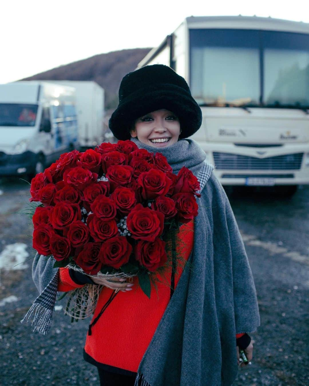 リタ・オラさんのインスタグラム写真 - (リタ・オラInstagram)「I feel like everyday is valentines day because of my fans!!! I hope everyone has a blessed and beautiful week. These were taken on the last day of the #Bang shoot. I found a bus stop at the top of the mountain and just took it all in. We don’t do that enough, this was that for me ✨🧡 swipe for @dancingonice BTS 🧡🧡🧡 💥💥」2月19日 6時33分 - ritaora