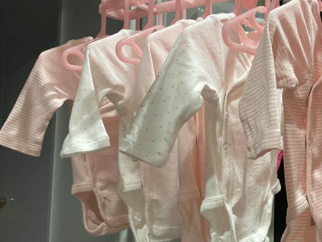 杜このみのインスタグラム：「私事で恐縮ですが、 先日第一子となる女の子を出産致しました事をご報告させて頂きます！ おかげさまで、母子共に元気です🧸☘️ 妊娠中、たくさんのコメントで支えて下さったファンの皆さま、 関係者の皆さま、お友達、家族… 心から感謝しています‼︎✳︎ 有難うございました♡ これから夫婦二人三脚で、 愛しい娘を大切に守ってあげたいと思います。 私のお仕事に関しましては、 体調をしっかりと整えて、また頑張りますので今後とも応援のほど宜しくお願い致します🕊✳︎」