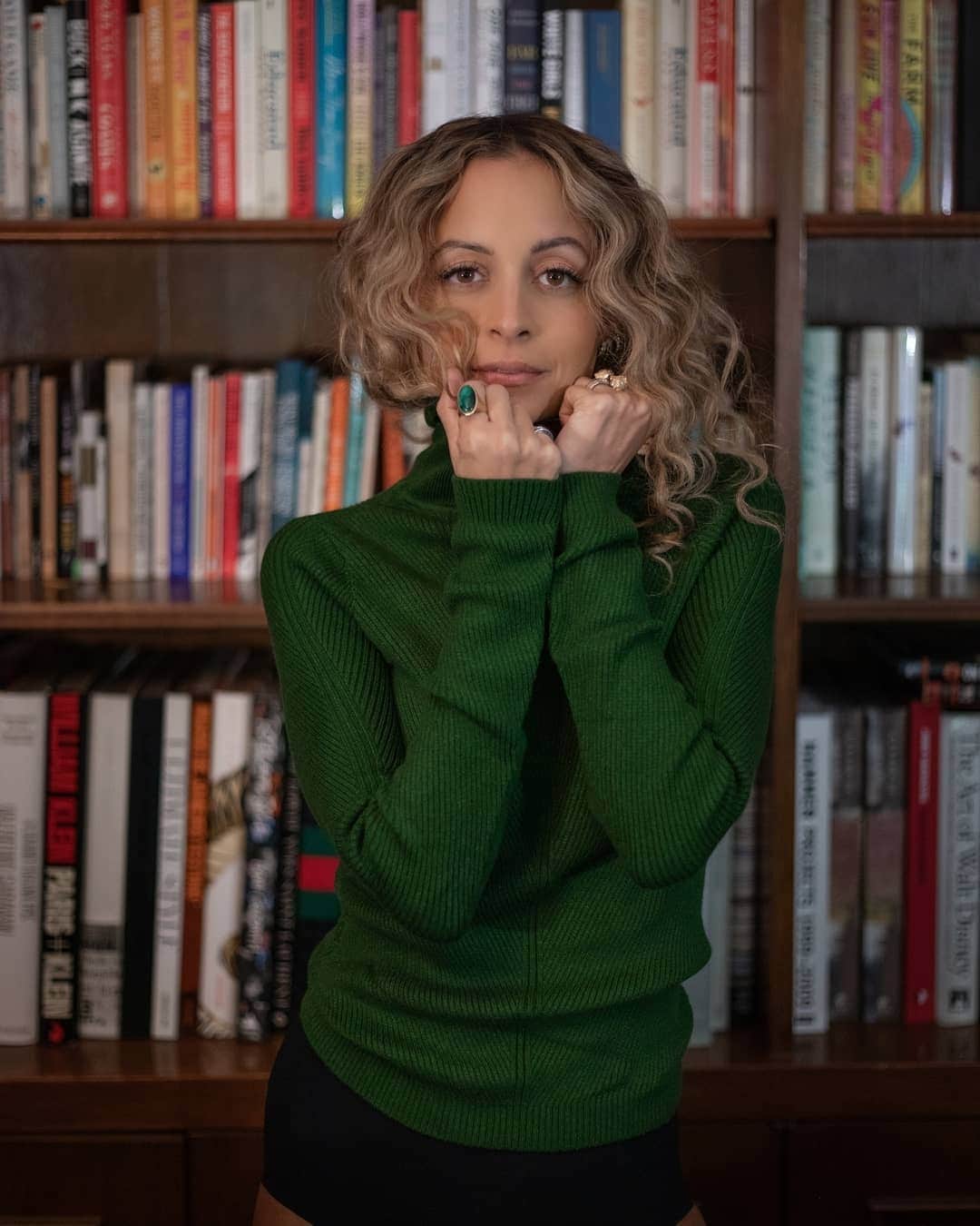 ウィンターケイトのインスタグラム：「Staying cozy in the Peyton Sweater. 💫」