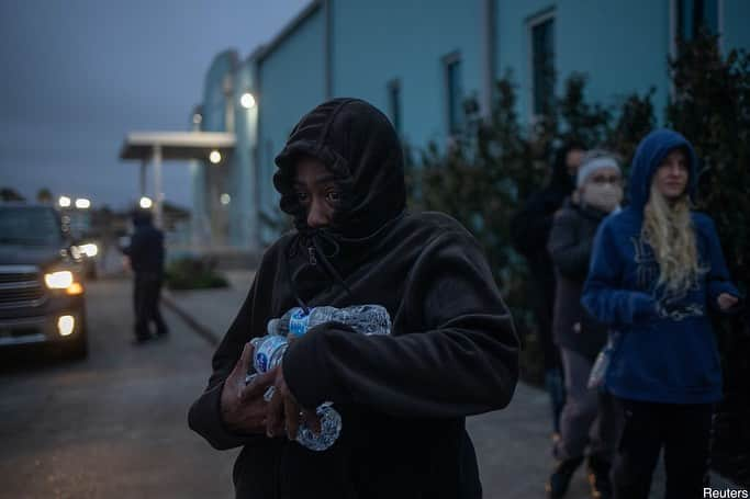 ABC Newsさんのインスタグラム写真 - (ABC NewsInstagram)「"This is the winter version of Hurricane Harvey.”   Frigid winter weather across the U.S. hit Texas particularly hard, at one point leaving nearly three million people without power and many others without water.  #texas #weather」2月19日 6時53分 - abcnews