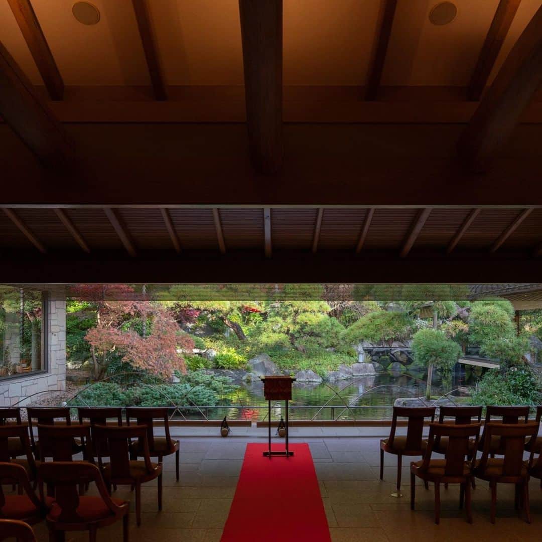 The KAMAKURA WEDDINGのインスタグラム：「非日常な時の流れを感じる「隠れ里車屋」 3500坪の敷地にかまえる数寄屋造りの日本家屋は四季折々の風情がありどのお部屋からも楽しめる日本庭園が魅力です。」