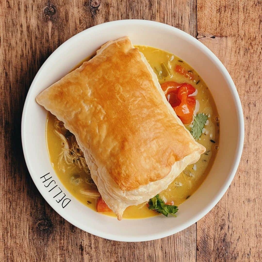 Good Morning Americaさんのインスタグラム写真 - (Good Morning AmericaInstagram)「This curry chicken pot pie from @justaddhotsauce_ is filled with warm spices, a hint of heat and is the perfect dish to bundle up and eat at home. Link in bio for the full recipe. ⁠ ⁠ #food #recipe #dinner #cooking⁠」2月19日 7時05分 - goodmorningamerica