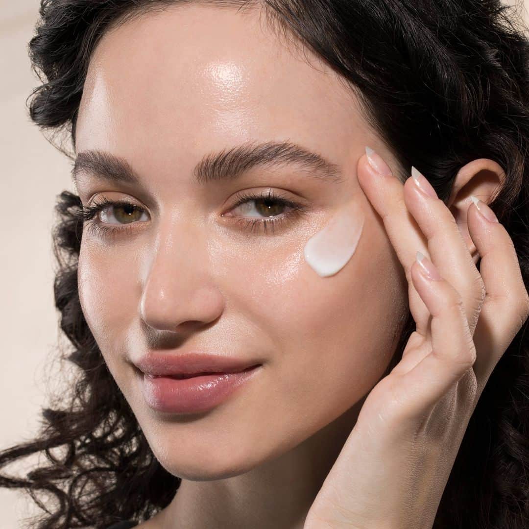 LORACのインスタグラム：「Silk-like texture for INSTANTLY dewy skin: our ✨NEW✨DEWY CANVAS PREP Moisturizer + Primer infused with Sodium Hyaluronate, Shea Butter & Squalene to enrich & retain your skin's moisture 💧✨  Available NOW for $35 on LORAC.com & coming soon to ULTA.com! Link in bio!  Art Direction @thechrissaltzman // Photo @_ashley_crichton_ // Makeup @deanfournier // Hair @jennaleeartistry // Model @unclejessiie   #LORAC #LORACCosmetics @ultabeauty」