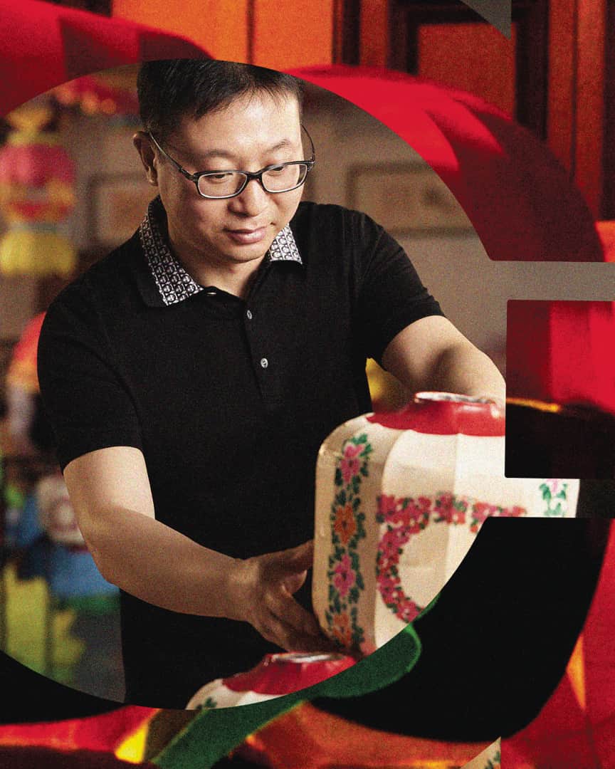 サルヴァトーレ・フェラガモのインスタグラム：「Immerse yourself in the beauty of the Lantern Festival in Shanghai, with the expert brush strokes of Master Huang Hongyu, who carries forward the family tradition of hand-made Chinese lanterns. The Gancini is skillfully integrated into the design of the lanterns in a creative fusion of East and West, tradition and contemporaneity, perfectly complementing the Gancini Iconic PS21 selection in stores, featuring the bucolic Ferragamo silk prints. #Gancini」