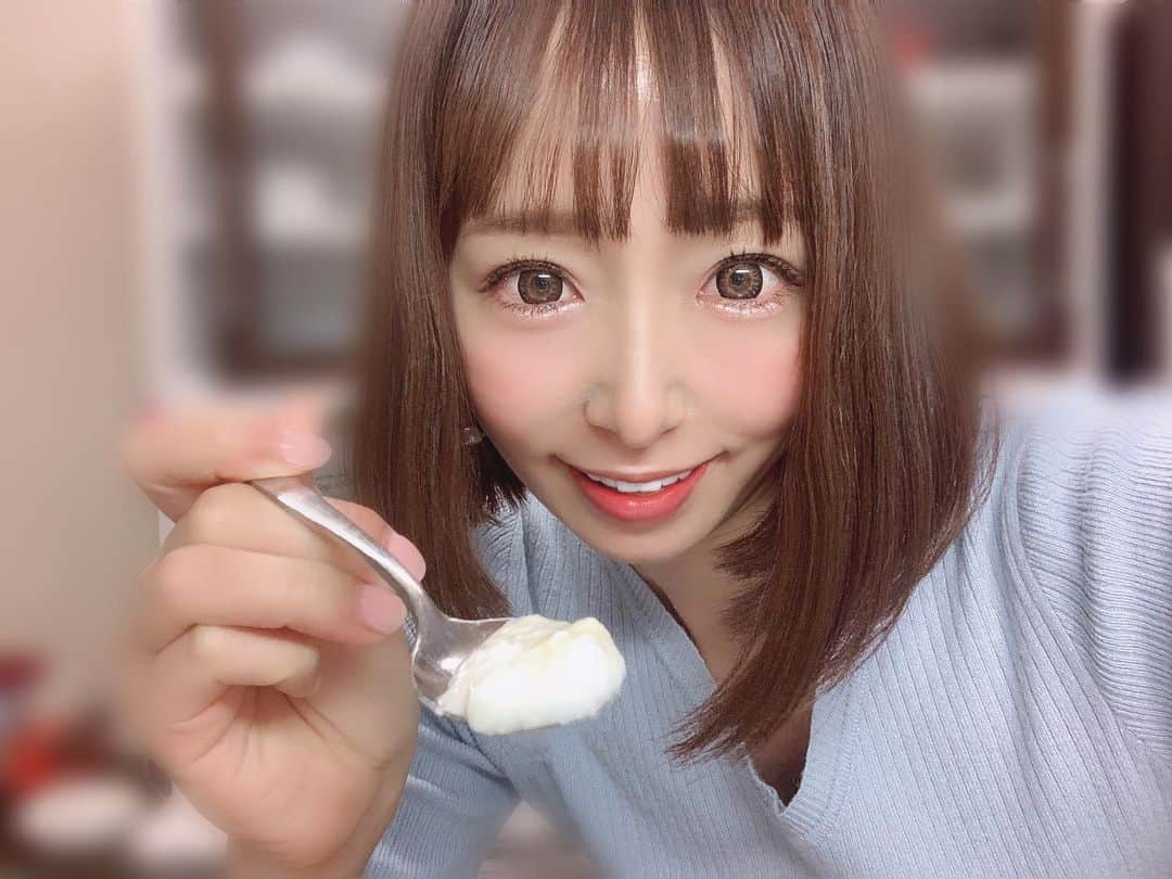 華月咲（さーちゃん）さんのインスタグラム写真 - (華月咲（さーちゃん）Instagram)「0219 おはさーちゃん\( ･ᴗ･ ) 今日はケフィアヨーグルトのご紹介！ なんじゃ？？？って人も多いと思うけど ケフィアヨーグルトは新鮮な乳酸菌と 酵母をたっぷり摂れる最強ヨーグルト✨ ＊ そんなヨーグルトが自家製で作れる スターターセットがあるんです！すご！ 専用容器に牛乳500ml＋たね菌1本入れて 発酵ヘルパーくるみちゃん（名前可愛い笑） を巻き付け電源を差し込むだけ🔌 約24時間後には立派なヨーグルトに😳💓 ＊ 実際に作ってみたら本当にヨーグルト！笑 まさか自分で作れるとは思わなかったなぁ。 自由研究やった気分（笑）超楽しかった💓 無糖だからジャムかけたりはもちろん サラダ、お肉に添えたりスープアレンジも◎ みんなもぜひ試してみてね〜(*ˊᵕˋ*)੭🌈 ・ ・ #fashion #ootd #makeup #kawaii #instafashion #outfit #me #follow #followme #instagood #華月咲 #さーちゃん #美容女子 #自撮り女子 #ロイヤルユキ #ケフィアヨーグルト #乳酸菌 #美容好き #便秘解消 #ヨーグルト好き #ヨーグルトダイエット #腸活 #菌活 #手作りヨーグルト #美活 #monipla #royalyuki_fan」2月19日 7時02分 - sachan_0109