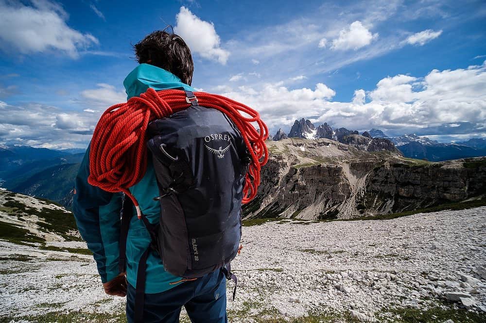 オスプレーのインスタグラム：「"I'd rather regret the risks that didn't work out than the chances I didn't take at all." - Simone Biles | 📷 by @lukas_klingora_lukymountain.cz | Featured pack from the Mutant Series #ospreypacks」