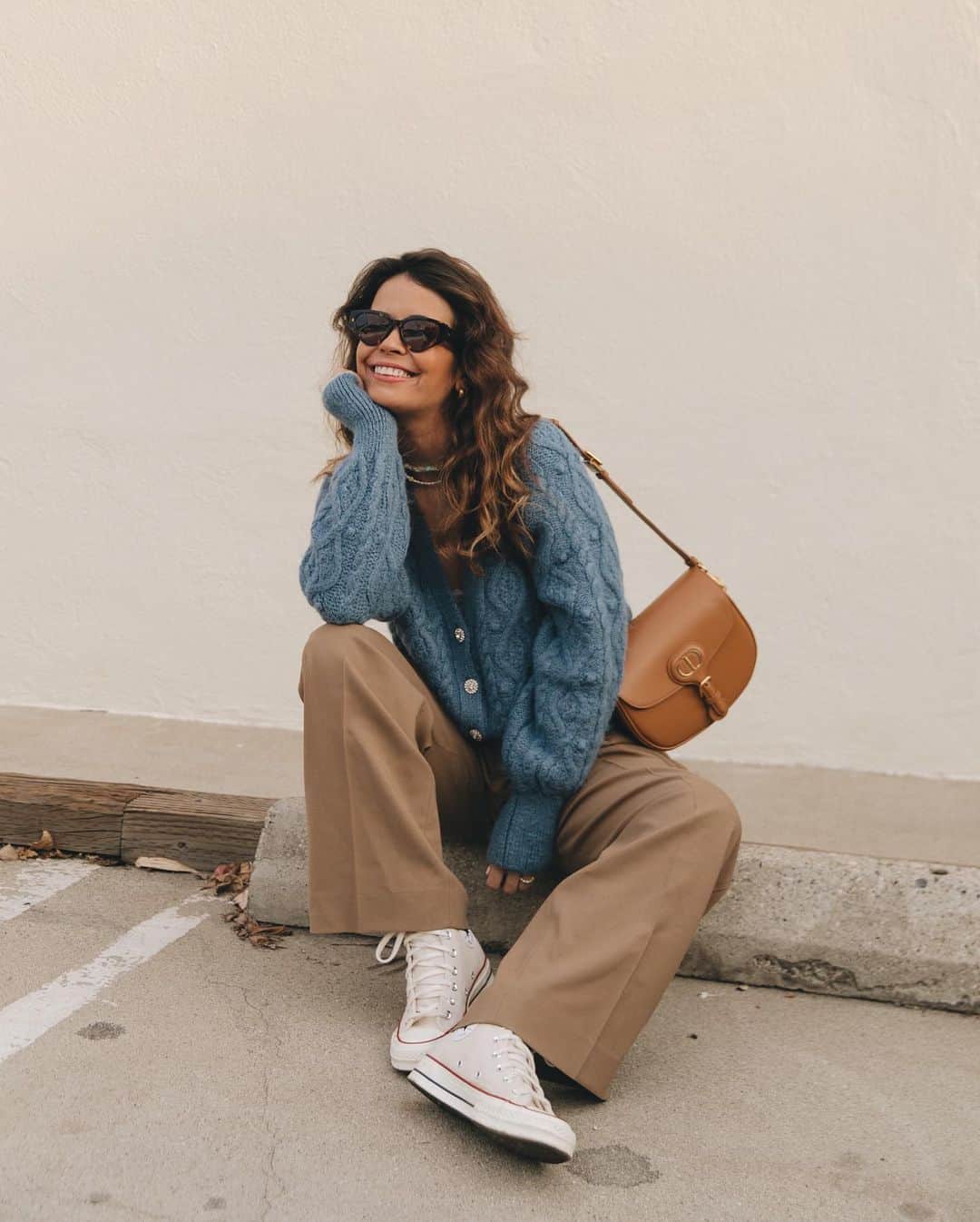Collage Vintageのインスタグラム：「Casual Thursday wearing my new favorite cardigan, camel pants and sneakers 🤍」