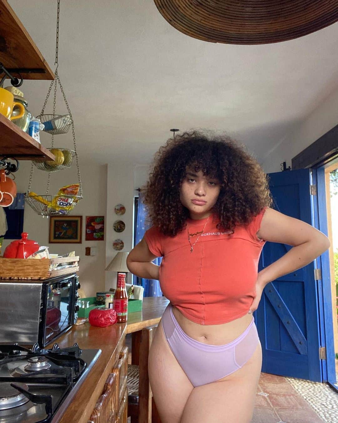 ダイアナ・ヴェラスのインスタグラム：「just me ... in my underwear ... yet again ...」