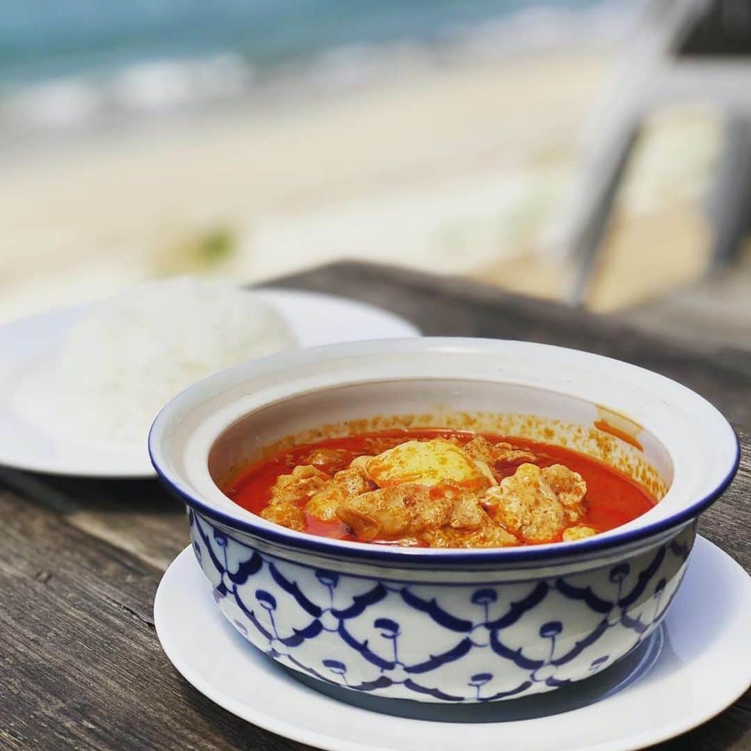 タイ国政府観光庁さんのインスタグラム写真 - (タイ国政府観光庁Instagram)「・﻿ 🍽🇹🇭日本のタイ料理レストラン🇹🇭🍽﻿ ﻿ 今回は、福岡県糸島にある絶景タイ料理レストラン「Duangjan（ドゥワンチャン）」 @duangjan999 をご紹介😘﻿ ﻿ ﻿ 築150年の古民家をリノベーションしたレストランは、目の前に海が広がる絶好のロケーション😎✨﻿ ﻿ タイ出身のシェフが手がける料理は、地元産の野菜や玄界灘で獲れた魚、さらに自家製栽培のタイハーブを使用した、本格タイ料理ばかりです😋💗﻿ ﻿ ちなみに店名の「ドゥワンチャン」とは、タイ語で「お月様」を指す言葉🌙タイミングが合えば、月を眺めながら食事することができるかも…？😉﻿ ﻿ タイ国政府からの認定も受けている名店で、美味しいタイ料理をいただきましょう🙏﻿ ﻿ #日本で楽しむタイ料理 #タイ #duangjan #糸島タイ料理ドゥワンチャン #タイ料理 #タイ料理レストラン #糸島 #糸島タイ料理 #福岡タイ料理 #糸島グルメ #タイ料理大好き #リノベーションレストラン #食べるの大好き #食べるの好きな人と繋がりたい  #こんなタイ知らなかった #もっと知りタイ #タイ旅行 #旅好きな人と繋がりたい #旅行好きな人と繋がりたい #thailand #thaifoodrestaurant #thaifood #thaifoodstagram #thaifoodie #amazingthailand #thailandtravel #thailandtrip #thai #thaistagram #lovethailand﻿」2月19日 18時19分 - amazingthailandjp