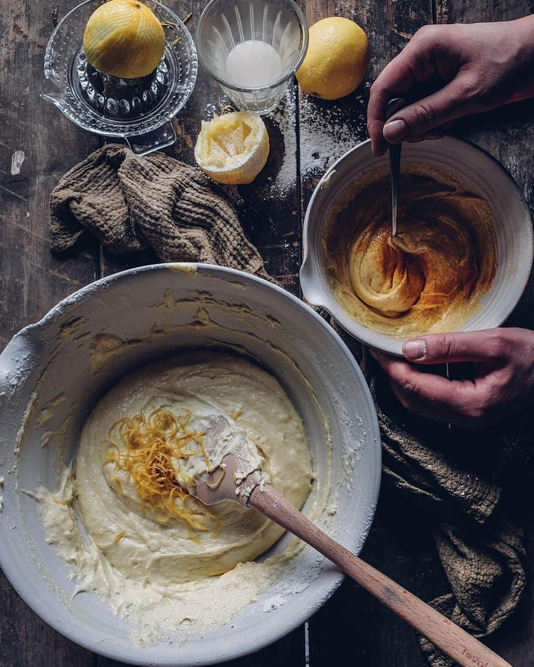 Our Food Storiesさんのインスタグラム写真 - (Our Food StoriesInstagram)「Perfect for the weekend - this simple and delicious gluten-free lemon cake 😋 Get the recipe on the blog, link is in profile. Happy Friday guys 🌞 #ourfoodstories  ____ #lemoncake #glutenfri #glutenfrei #glutenfreebaking #glutenfreerecipes #fellowmag #verilymoment #foodphotographer #foodstylist #germanfoodblogger #momentslikethese #bakinglover」2月19日 18時19分 - _foodstories_