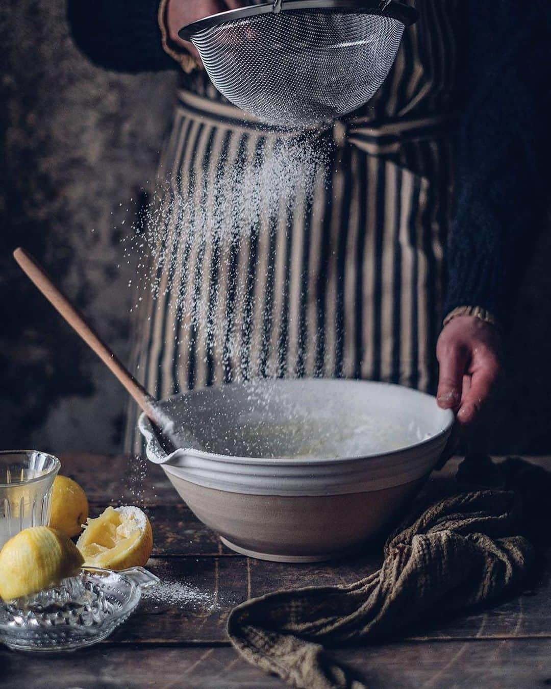 Our Food Storiesさんのインスタグラム写真 - (Our Food StoriesInstagram)「Perfect for the weekend - this simple and delicious gluten-free lemon cake 😋 Get the recipe on the blog, link is in profile. Happy Friday guys 🌞 #ourfoodstories  ____ #lemoncake #glutenfri #glutenfrei #glutenfreebaking #glutenfreerecipes #fellowmag #verilymoment #foodphotographer #foodstylist #germanfoodblogger #momentslikethese #bakinglover」2月19日 18時19分 - _foodstories_