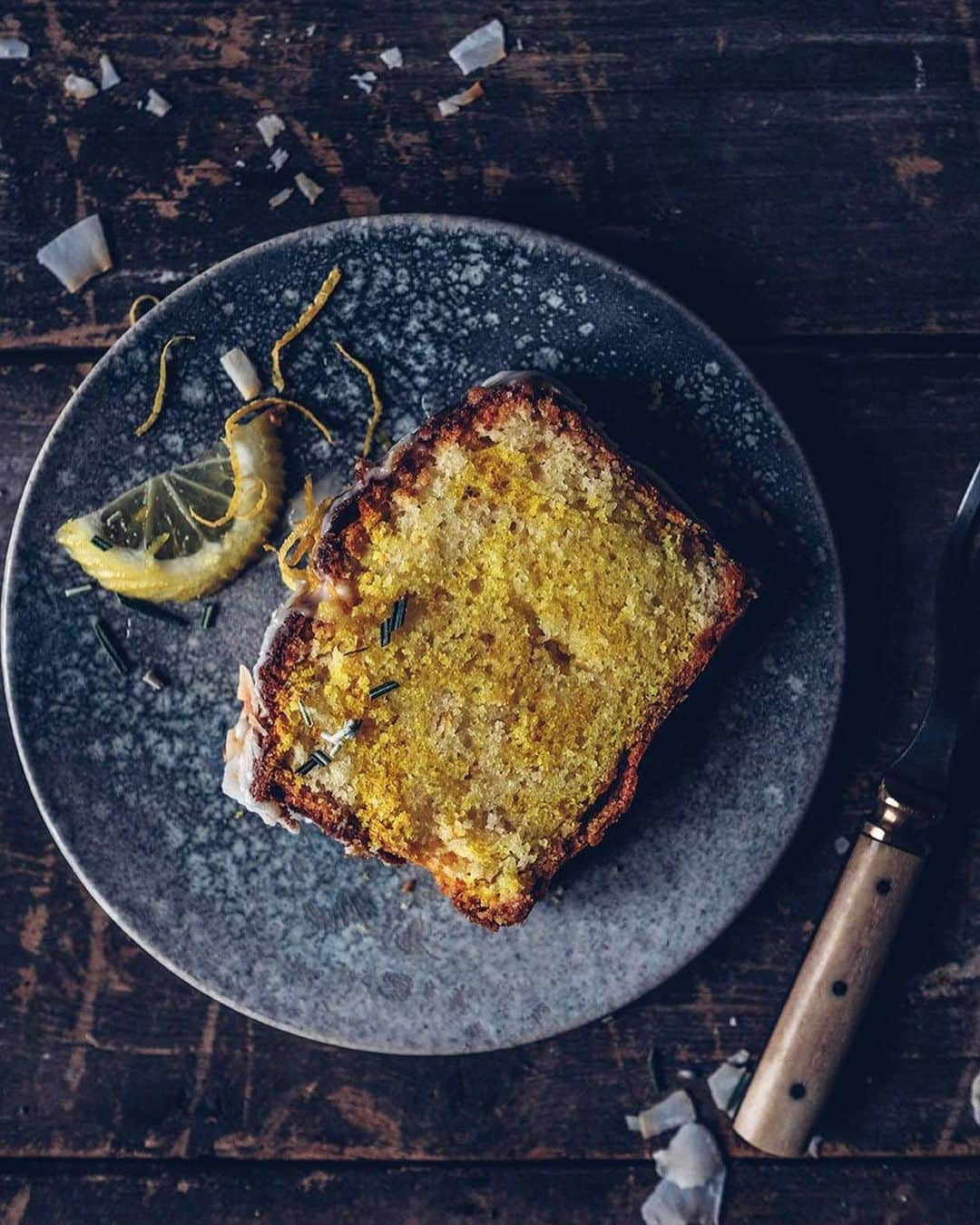 Our Food Storiesさんのインスタグラム写真 - (Our Food StoriesInstagram)「Perfect for the weekend - this simple and delicious gluten-free lemon cake 😋 Get the recipe on the blog, link is in profile. Happy Friday guys 🌞 #ourfoodstories  ____ #lemoncake #glutenfri #glutenfrei #glutenfreebaking #glutenfreerecipes #fellowmag #verilymoment #foodphotographer #foodstylist #germanfoodblogger #momentslikethese #bakinglover」2月19日 18時19分 - _foodstories_