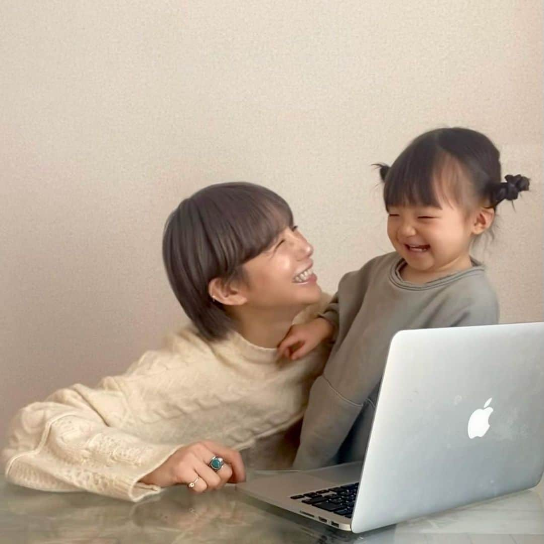 長谷川あやさんのインスタグラム写真 - (長谷川あやInstagram)「👩‍👧👩‍👧👩‍👧#ネイティブキャンプ#オンライン英会話#キッズ英会話 #キッズ英語 #子ども英語学習#英会話勉強中 #英会話初心者#おうち英語 #英語の勉強 #英語学習#留学#海外留学#留学準備 ・ ・ ・ おうち時間が増えたので オンラインで娘と一緒に 英語のレッスンを、、、💻✨ ・ このネイティブキャンプは 実際に講師の方ともレッスンできるのですが 今回はアバター講師クマの 「Teddy」とレッスンしてみました🐻 （なぜかこのキャラクターに大興奮の娘 笑） ・ わたしは全く英語をしゃべれないので アバターだと緊張せずに レッスン受けられました✌️笑 ・ キャラクターが好きな娘と一緒に わたしも楽しくレッスンできたので これなら続けられそうです😍💭 ・ パソコン、携帯、タブレット どこでもつかえるのも嬉しいです😆‼️ ・ #生後21ヶ月#1歳#赤ちゃんのいる生活#新米ママ#女の子ママ#小夏のいる生活」2月19日 18時18分 - ayasuke_0516