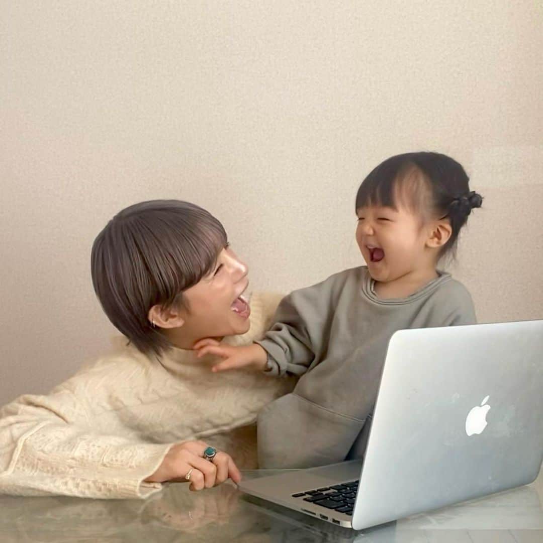 のインスタグラム：「👩‍👧👩‍👧👩‍👧#ネイティブキャンプ#オンライン英会話#キッズ英会話 #キッズ英語 #子ども英語学習#英会話勉強中 #英会話初心者#おうち英語 #英語の勉強 #英語学習#留学#海外留学#留学準備 ・ ・ ・ おうち時間が増えたので オンラインで娘と一緒に 英語のレッスンを、、、💻✨ ・ このネイティブキャンプは 実際に講師の方ともレッスンできるのですが 今回はアバター講師クマの 「Teddy」とレッスンしてみました🐻 （なぜかこのキャラクターに大興奮の娘 笑） ・ わたしは全く英語をしゃべれないので アバターだと緊張せずに レッスン受けられました✌️笑 ・ キャラクターが好きな娘と一緒に わたしも楽しくレッスンできたので これなら続けられそうです😍💭 ・ パソコン、携帯、タブレット どこでもつかえるのも嬉しいです😆‼️ ・ #生後21ヶ月#1歳#赤ちゃんのいる生活#新米ママ#女の子ママ#小夏のいる生活」