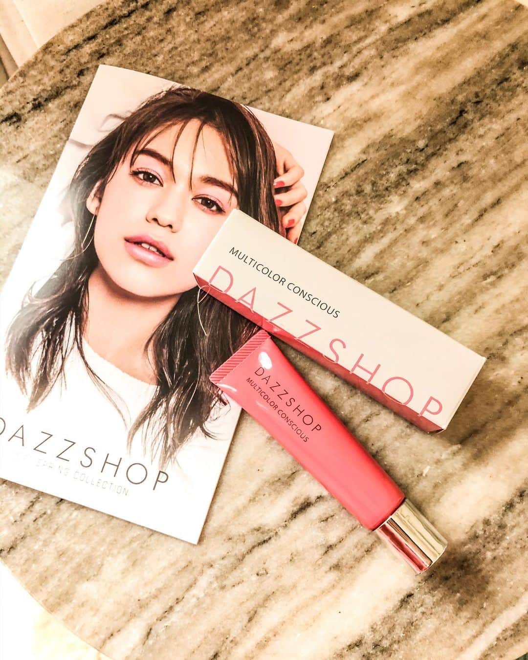 荒川知美(Arakawa Tomomi) のインスタグラム：「.﻿ 久しぶりにピンクメイクしてみた💗(2,3枚目)﻿ "DAZZSHOP マルチカラーコンシャス SAUCY FLAMINGO 02"﻿ ﻿ "マルチカラー"ということで﻿ ・アイシャドウ﻿ ・チーク﻿ ・リップ﻿ この３つの役割を果たしてくれるコスメ💄﻿ 全6色のピンクコスメでときめいた🥺﻿ 2021年2月19日発売の新作コスメです❤︎﻿ ﻿ 今回はアイシャドウにがっつり使ってみたけど﻿ 艶感とラメ感がめっちゃ可愛い〜〜！﻿ ﻿ 小粒ラメが控えめな感じやけどピンクで﻿ 女の子らしさを出してくれる感じ🥰﻿ ﻿ 角度によってツヤっと光るのが﻿ めちゃめちゃ良い🙆‍♀️💖﻿ ﻿ チークとリップに使っても絶対可愛いから﻿ またピンクメイクに取り入れていこっと😽﻿ ﻿ #DAZZSHOP﻿ #ダズショップ﻿ #2021springcollection﻿ #MULTICOLORCONSCIOUS﻿ #マルチカラーコンシャス﻿ #PINKで遊べ　﻿ #PR」