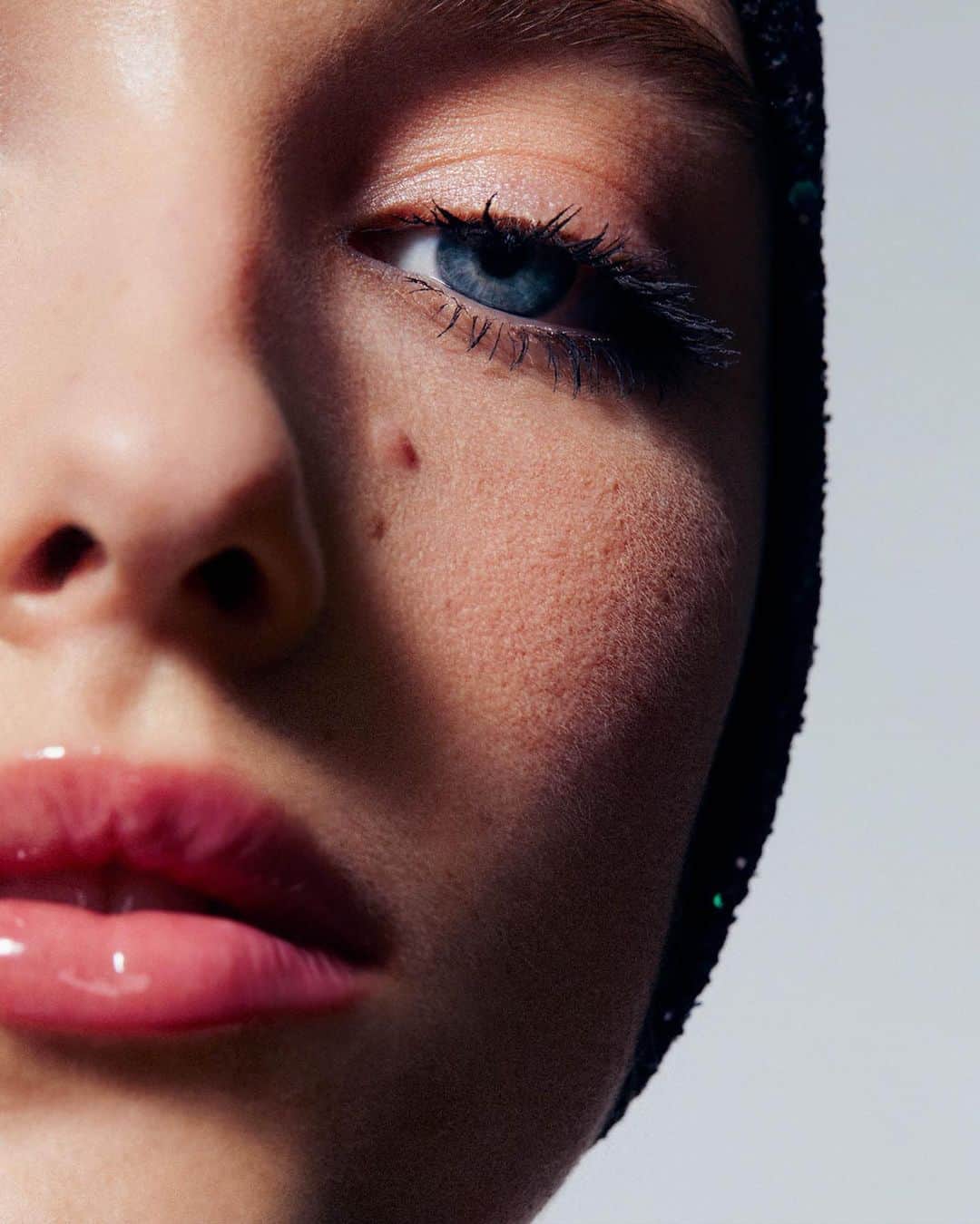 Dior Makeupのインスタグラム：「A glowing look with extra shine on the lips for @louise_galan by @peterphilipsmakeup, Creative & Image Director of Dior Makeup. Shot by @betinadutoit_ for @bazaaruk Makeup by @peterphilipsmakeup Styling by @taniaratpatron Hair by @josephpujalte Manicure by @elsadeslandes  • DIOR FOREVER 0N & 2W DIOR FOREVER SKIN CORRECT 1N DIORSHOW BROW STYLER 001 Universal Brown 5 COULEURS COUTURE 079 Black Bow DIORSHOW MAXIMIZER 3D DIORSHOW ICONIC OVERCURL 090 Black DIORSHOW 24H STYLO 076 Pearly Silver LIP GLOW OIL 001 Pink • #diormakeup #diorforever #diorshow #diorbackstage」