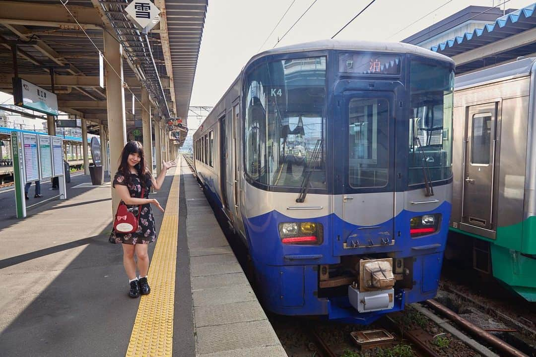 小嶋みつみのインスタグラム：「何年前だろ？？土合駅に行くついでに直江津駅へ行った思い出🚃  #乗り鉄 #鉄道 #鉄道旅 #新潟 #直江津 #えちごトキめき鉄道  #ほくほく線  #北陸本線 #北陸 #青春18きっぷ」