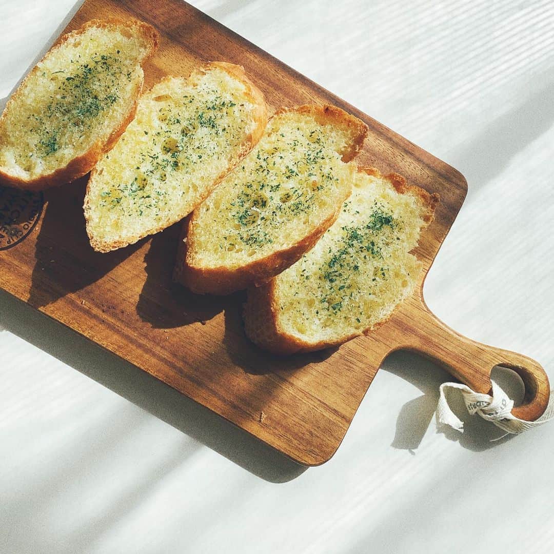 かほこ。のインスタグラム：「ㅤㅤㅤㅤㅤㅤㅤㅤㅤㅤㅤㅤㅤ ㅤㅤㅤㅤㅤㅤㅤㅤㅤㅤㅤㅤㅤ 全然おかず足りなかったランチ にんにく入れすぎたガーリックトーストと 具沢山カレースープ🥖🧄🍛 ㅤㅤㅤㅤㅤㅤㅤㅤㅤㅤㅤㅤㅤ 今日フランスパン風食パン作ったけど おいしかったのでまた作りたい☺️ バターも砂糖もないのヘルシーだし楽ちん！ （作ったと言ってもHBに材料ぶっ込んだだけ） ㅤㅤㅤㅤㅤㅤㅤㅤㅤㅤㅤㅤㅤ #ガーリックトースト #自粛を利用しにんにくを大量に摂取しています」