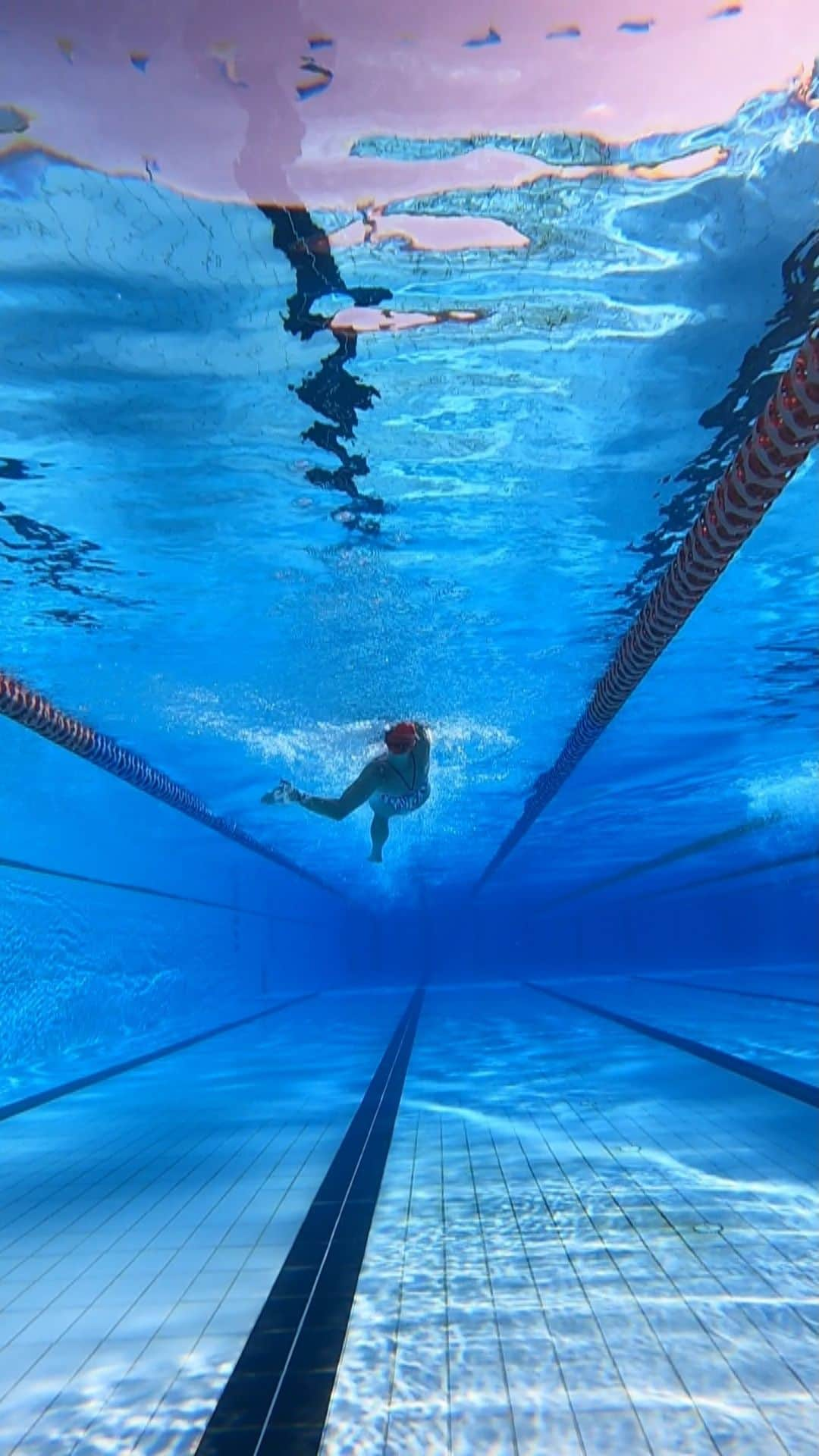 エミリー・シーボームのインスタグラム：「Cover me in sunshine ☀️   @arenaaustralia @arenawaterinstinct @iswimleague @energystandard   #underwater #slomo #athlete #swimming #backstroke #turning #goldcoast」