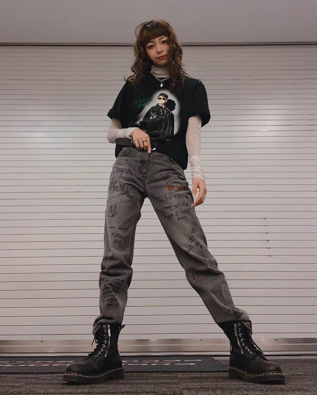ジェニーのインスタグラム：「とあるライブで 撮ったのに上げてないコーデのお写真✌︎  この日の衣装はロック！ 髪の毛もそれっぽくして もらったんだよー！  ブラックデニムと落書き マーチンブーツのチャックが ロックっぽさを出してくれて 一人テンション上がってた⤴︎⤴︎  インナーの白いシースルーのやつで 女性らしさを出してみたの•*•.¸¸♬︎ カッコよくするなら黒のアミアミを 代わりに着るかな？？(｀-ω-´)  あとはこの髪の毛！ マ！ジ！で！気に入ってるの！ 自分で出来るようになれたらな 少しずつ頑張ろ(´꒳​`˵   #fashion #とある日の #ootd #うちの母の髪は超天パ #私は地味にくせっ毛 #クルクルに憧れるよね #ロックファッションもすきー #でも最近はベスト着がちー #ってか襟付きの物にハマってる!! #ライブとかコンセプトがある日は #こういう格好出来るのいいよね」