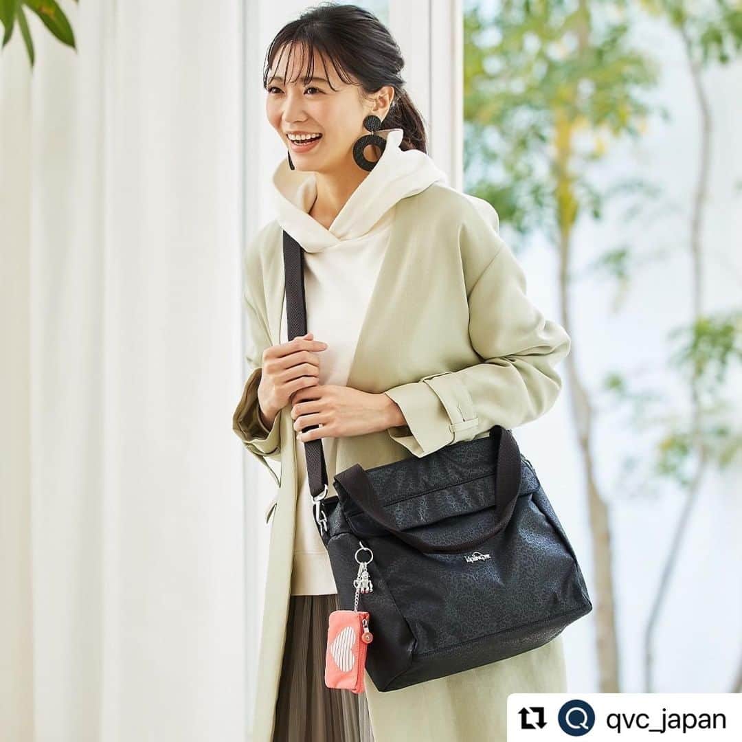 のインスタグラム：「#Repost @qvc_japan with @make_repost ・・・ ＼カラフルで遊び心満載♪🐒／  2021年春夏の新作！  お客様の声を取り入れた日本限定モデルの バッグ&ポーチをQVC先行販売🎉🎉  ショルダーバッグは斜め掛けや肩掛けもできる2WAY仕様。 A4サイズも収納可能なので使い勝手バッチリ👜 ポーチもカードケースや小銭入れにしたりなど、 アイデア次第でいろいろな用途で使えます💳👝  豊富なカラーバリエーションの中から お好みの組み合わせをお選びください♪💕  🛒--------------  691457 キプリング カラーが選べる ショルダーバッグ&ポーチセット etc. オンエア：2/20（土）0:00～ ﻿  ----------------  #キプリング#kipling#バックパック#ショルダーバック#日本限定カラー#ポーチ#キプリングバック#収納バック#2wayバッグ#お出かけバッグ#カジュアルスタイル#カジュアルコーデ#アラフォーコーデ#アラフィフコーデ#おしゃれさんと繋がりたい#お洒落さんと繋がりたい#40代コーデ#50代コーデ#アラフォーコーデ#アラフィフコーデ#ショッピング#テレビショッピング#通販#tv通販#QVC#qvcjp#ショッピング#qvcコーデ #川野由架子 #nmtinc #モデル」