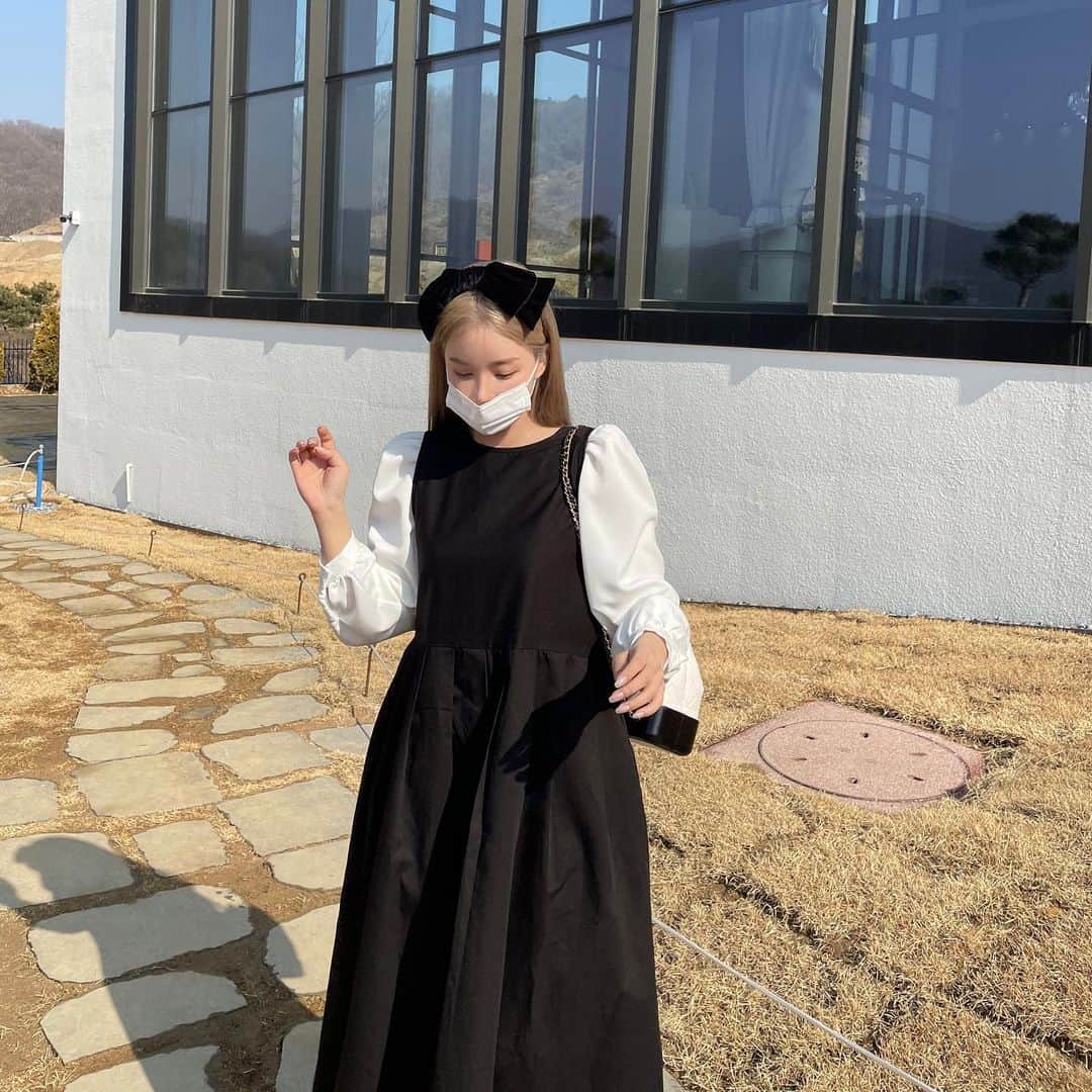 ユン・アラのインスタグラム：「여러분 아라무드 오픈 했어요 ✨✨  모든 상품 국내제작으로 퀄리티 좋은 상품들로만 데려왔습니다 💛  ✔️ 문의 많았던 착장셋트 역대급으로 준비해봤어요 ☺️ 원피스+블라우스 무려 6만원대... 뒤에 리본 포인트를 보자마자 아 이건 내꺼다 생각했다구요! 너무 예쁘다구요!  프로필 링크 클릭해주세요 💕」