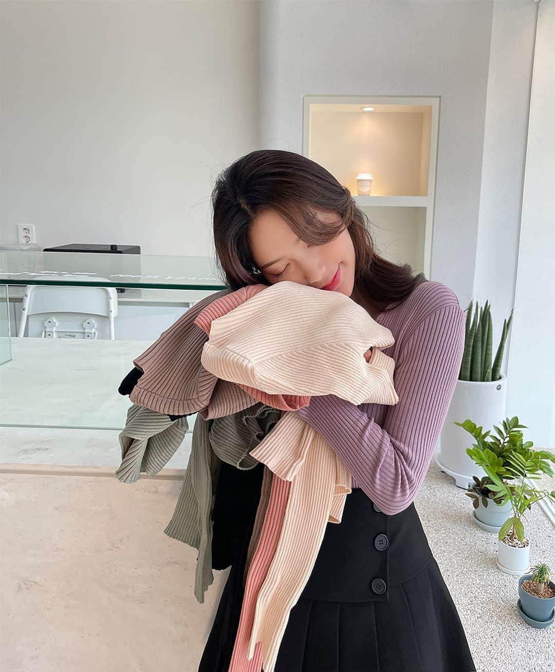 Chuuのインスタグラム：「부드러운 촉감으로 바디에 착 감기는 브이넥라인 골지 니트! 파스텔톤 컬러로 봄 느낌 물씬 나는 니트에요💕 스커트, 데님 등 여러 바텀과 잘 어울리는 상의 제품으로 두루두루 코디 활용도 높은 니트 착한 가격으로 준비해두었으니 얼른 데려가세요✨  #chuu#츄#니트맛집 #lovely_daily_look_chuu」