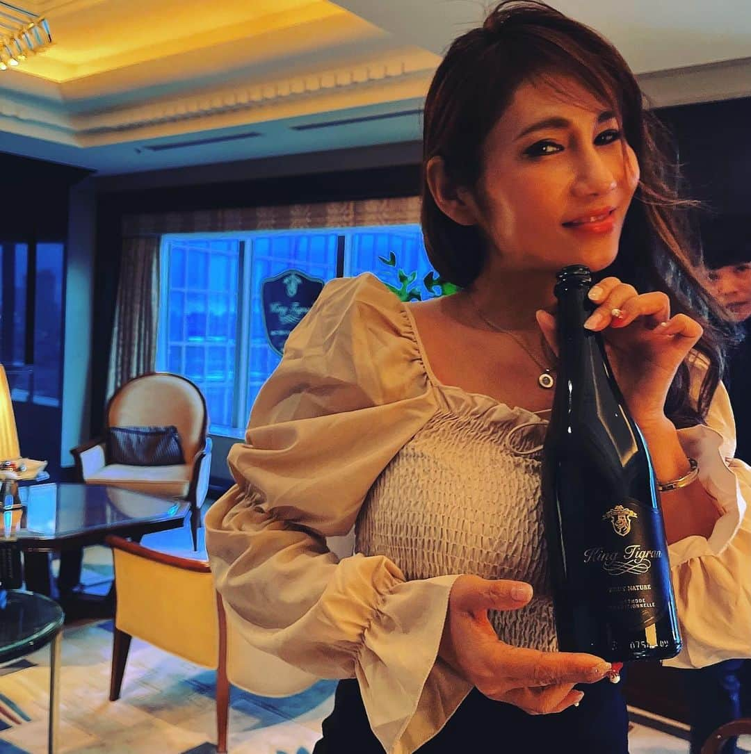 黒田美耶子のインスタグラム：「日本も好き🇯🇵  #I’mjapanese #lovespeakling #tokyobay  #lovewine」