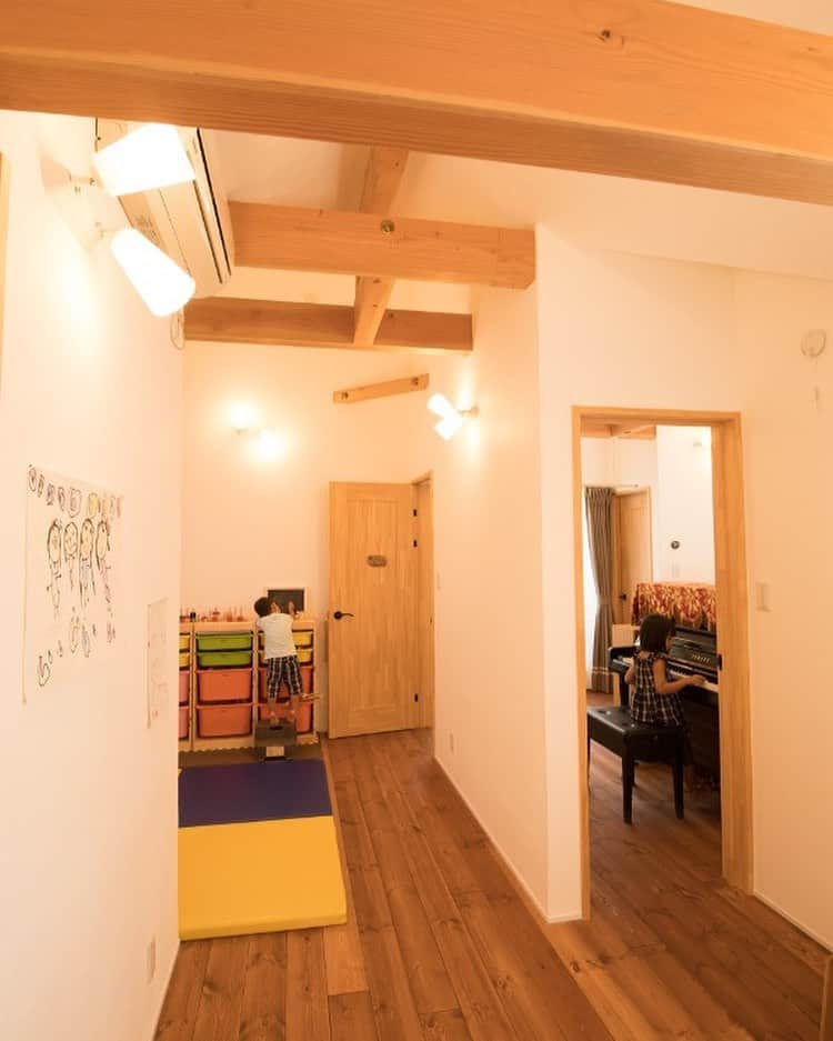 satsumahomeのインスタグラム：「🏡 子ども部屋は、いずれ2部屋にも分けられるようにレイアウト。 今は1つにつながった部屋で、走り回りながら遊んでいるそう。 ・ —————————————————————  さつまの注文住宅 @satsumahome —————————————————————  さつまの資料請求 @sh.request —————————————————————  さつまのイベント @sh.eventinfo ————————————————————— さつまのLINE  @sh.lineinfo ————————————————————— ・ #さつまホーム #無添加住宅 #漆喰 #無垢床 #goooodhome #しっくい #塗り壁 #子ども部屋 #子供部屋 #こども部屋 #子どものいる暮らし #子どもと暮らす #子どものいる生活 #子供のいる暮らし #子供部屋インテリア #こどものいる暮らし #こどもと暮らす #新築 #新築戸建 #健康住宅 #健康生活 #家づくり #インテリア #ナチュラルインテリア  #注文住宅 #大阪注文住宅 #マイホーム計画 #マイホーム計画中の人と繋がりたい」